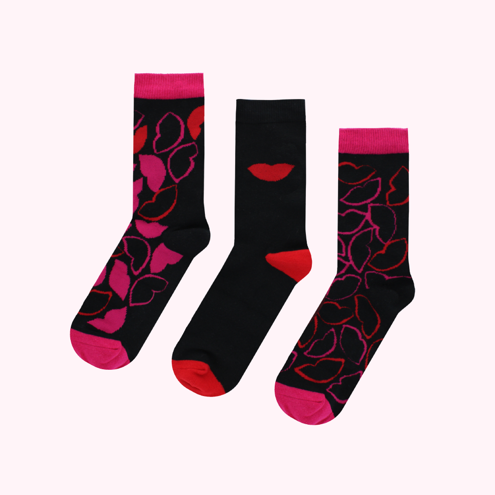 BLK AND RED SCATTERED HEARTS ANKLE SOCKS - 3 PAIRS